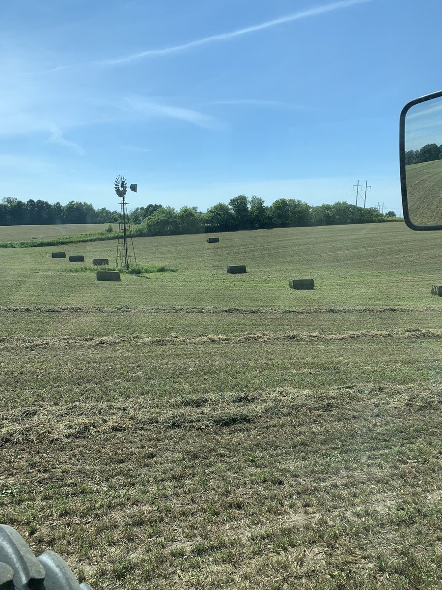 ihboy86's tweet photo. 🎼Beatty pumper! And we’re pumpin! 🎹🎹 keep on a pumpin!  
Grinding off 150 ac second cut  today ! #drought20 sure takin it’s toll @RedTractors86 @Devinsharpe7 and twitterless Rachell on the loader controls #teamdfi #ontag https://t.co/DYtnAlPBsZ