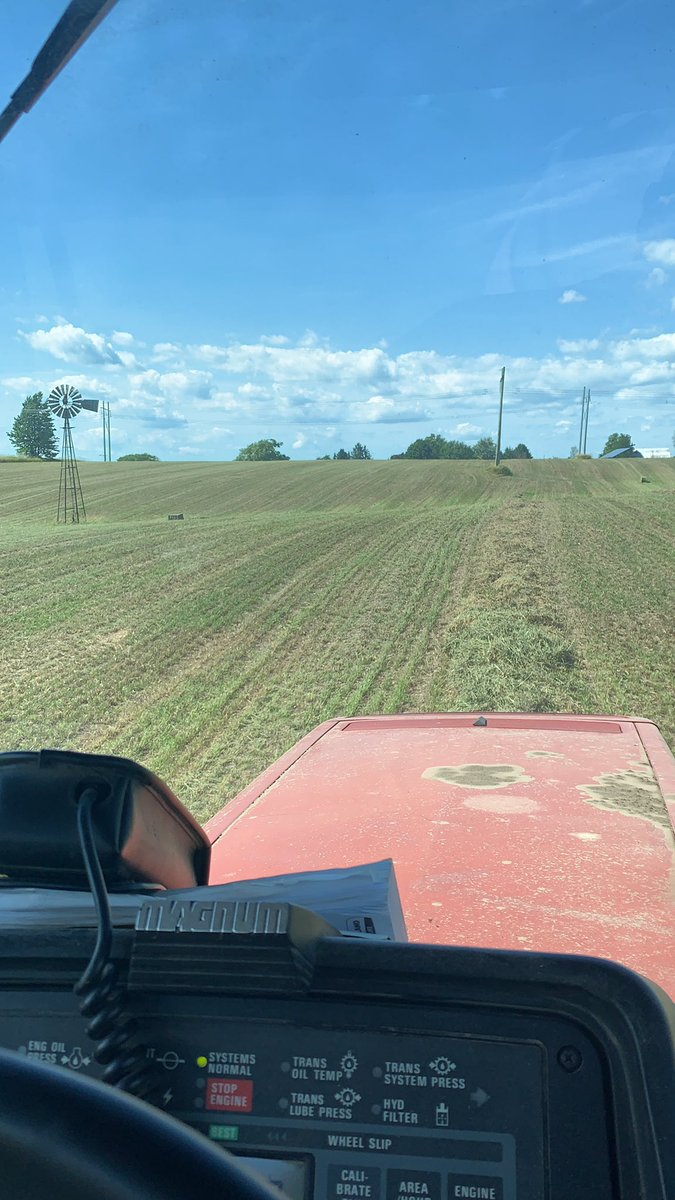 ihboy86's tweet photo. 🎼Beatty pumper! And we’re pumpin! 🎹🎹 keep on a pumpin!  
Grinding off 150 ac second cut  today ! #drought20 sure takin it’s toll @RedTractors86 @Devinsharpe7 and twitterless Rachell on the loader controls #teamdfi #ontag https://t.co/DYtnAlPBsZ