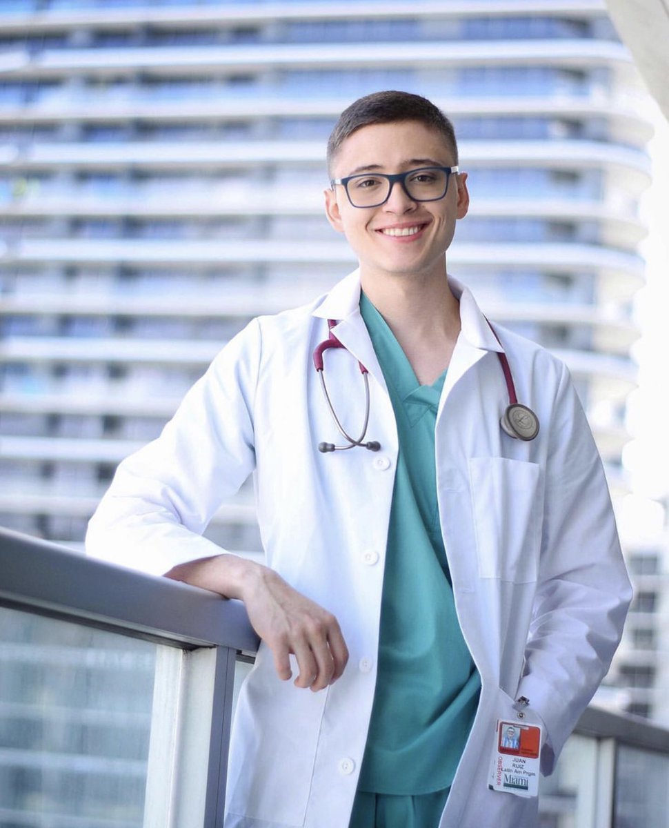 JuanPabloRuiz97's tweet photo. Debajo de cada médico y cada bata hay primero un ser humano con sueños, con emociones, con amigos y familia, con vida personal y social. No somos máquinas y no queremos serlo.

Si tener vida social o poner una foto en la playa me hace “poco profesional”, que así sea.
#MedBikini https://t.co/rBYXpthU0n