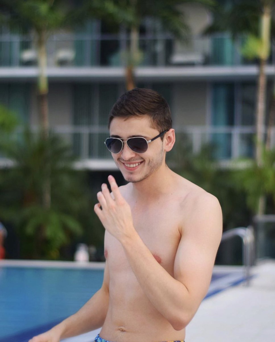 JuanPabloRuiz97's tweet photo. Debajo de cada médico y cada bata hay primero un ser humano con sueños, con emociones, con amigos y familia, con vida personal y social. No somos máquinas y no queremos serlo.

Si tener vida social o poner una foto en la playa me hace “poco profesional”, que así sea.
#MedBikini https://t.co/rBYXpthU0n