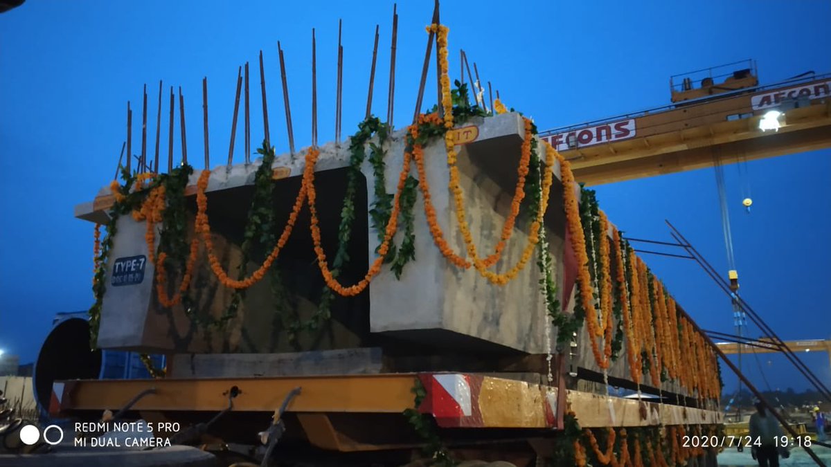 TheInfraIndia's tweet photo. यूपी मेट्रो की ऐतिहासिक उपलब्धि !
भारत में पहली बार किसी मेट्रो परियोजना के अन्तर्गत स्टेशन कॉनकोर्स के सिविल निर्माण में होगा डबल टी-गर्डर का इस्तेमाल। बस कुछ ही देर में कानपुर मेट्रो के आईआईटी स्टेशन पर रखा जाएगा पहला प्री-कास्टेड डबल टी-गर्डर।
#KanpurMetro 
CC @OfficialUPMetro https://t.co/ajGUKfgXBO