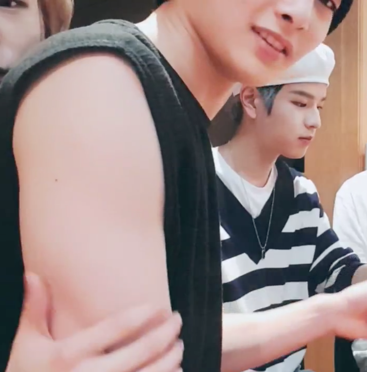 jeongin resorted to a beanie now insteadbut then he freaked out seeing his arm right in front of the camera and went behind camera haha  https://twitter.com/shmesm2/status/1287044355190960130