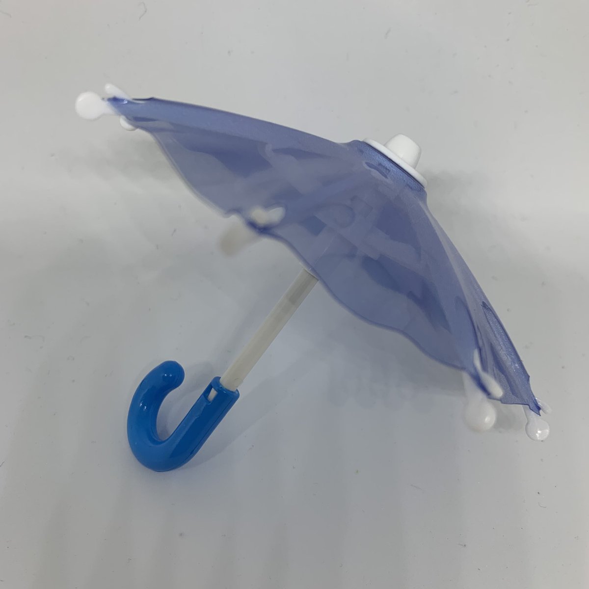 330 みさわ ガチャガチャ ミニチュアビニール傘 なんかちゃうー 惜しいなー かわいいけどリアルじゃなくて残念 シンプルなやつが欲しかったからブルーが当たってよかった ガチャガチャ ミニチュアビニール傘 ビニール傘