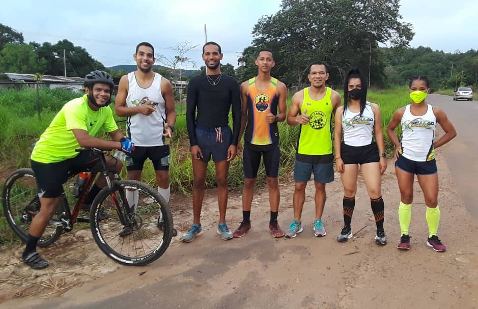 DBjohnn's tweet photo. Sábado de #CopaZEA #5K con estos Atletas 🏃🏽‍♂️🏃🏻‍♀️🏃🏻‍♀️🏃🏽‍♂️

#FelizSabado #running https://t.co/PTbvW0uZUh