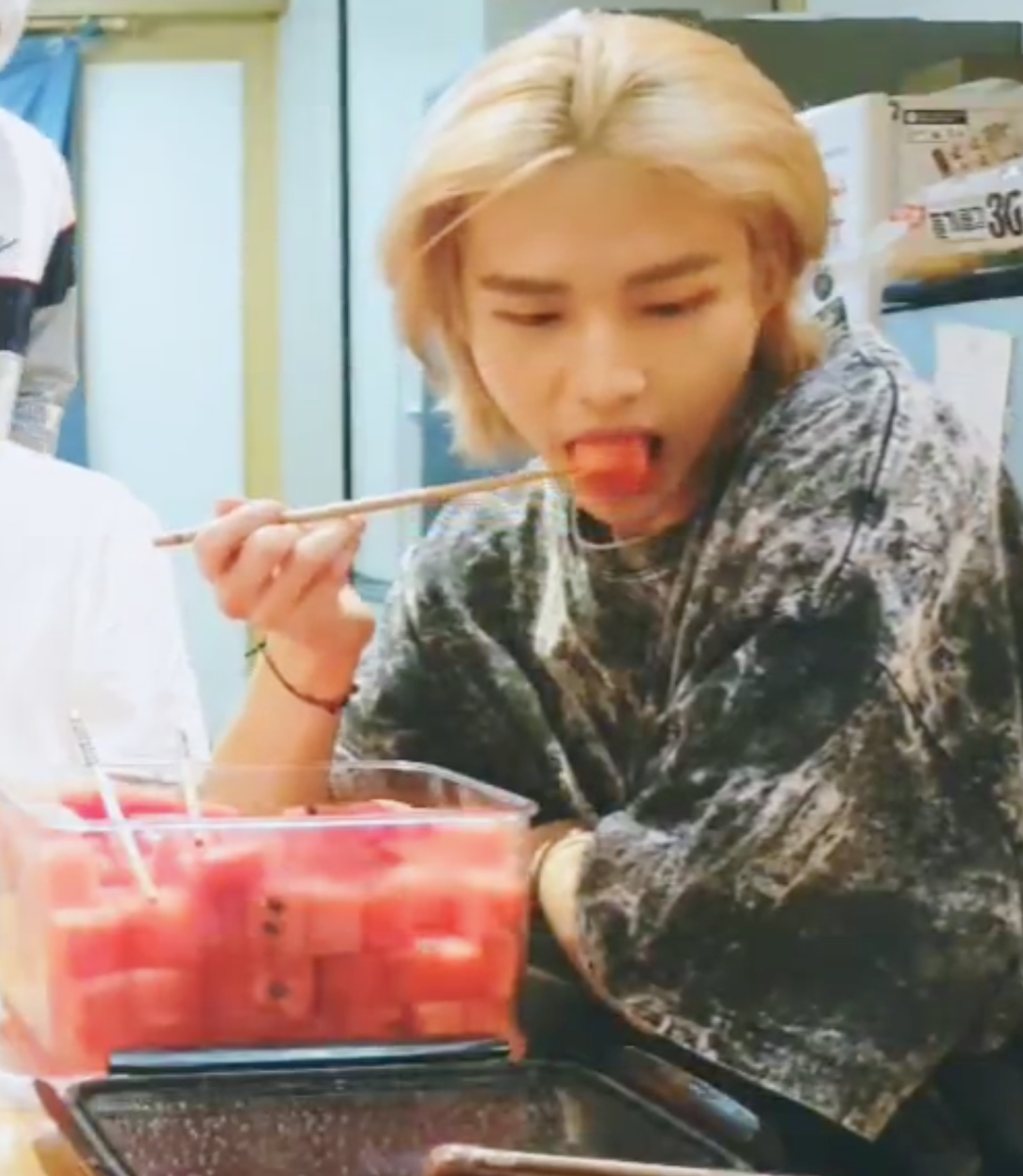 hyunjin said his mom gave them this watermelon todaymaybe he went grocery shopping with his mom? https://twitter.com/shmesm2/status/1287040872559730688