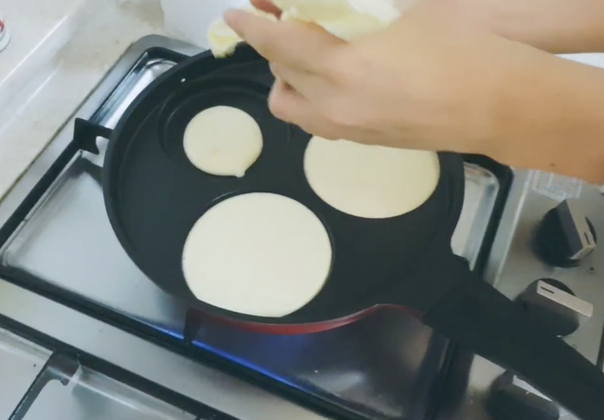 they messed up the souffle pancakesseungmin said it's ok though because if it's daengnyang school it's tradition to failthey're trying like normal pancakes now instead