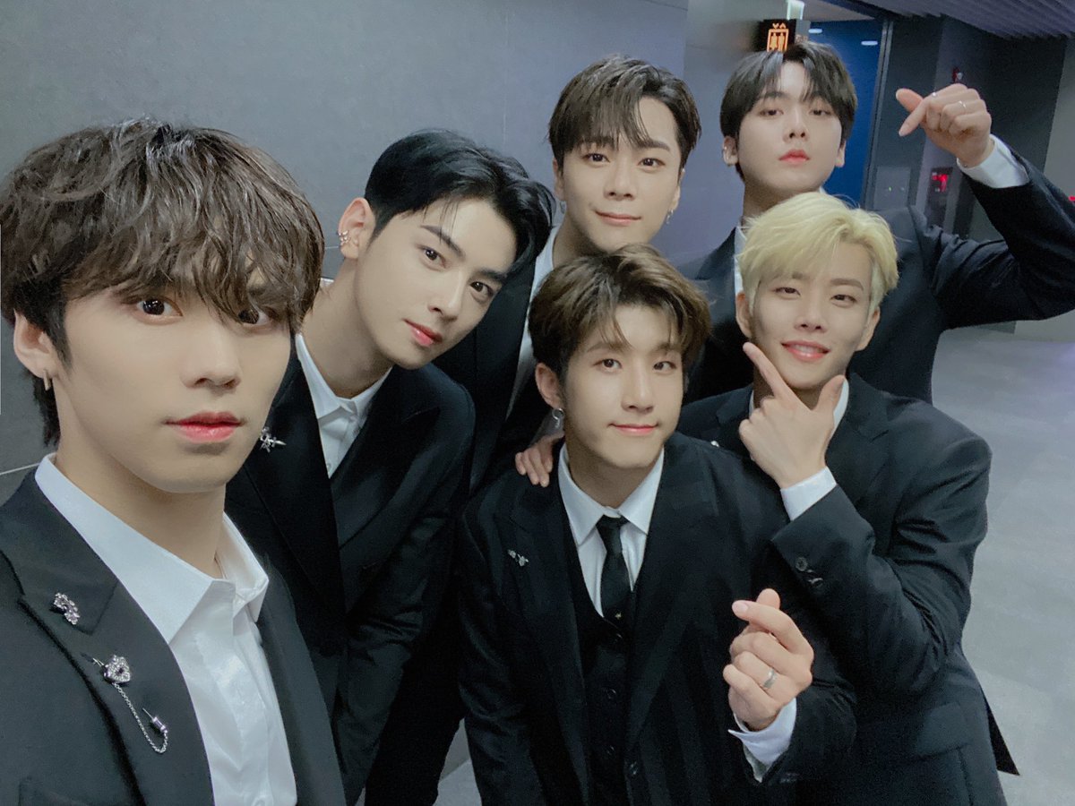 ASTRO_Staff's tweet photo. [#아스트로]
🌟200725 제26회 #드림콘서트 CONNECT:D 🌟

#아로하 에게 꿈, 희망을 주기위해
드림콘서트에 나타난 여섯별둥이들💫
오늘도 저세상 비주얼과 퍼포로 무뿌 완료💥
아스트로 드림나잇하세요😴🌠💜

#ASTRO #AROHA https://t.co/4Pp5eExo2O