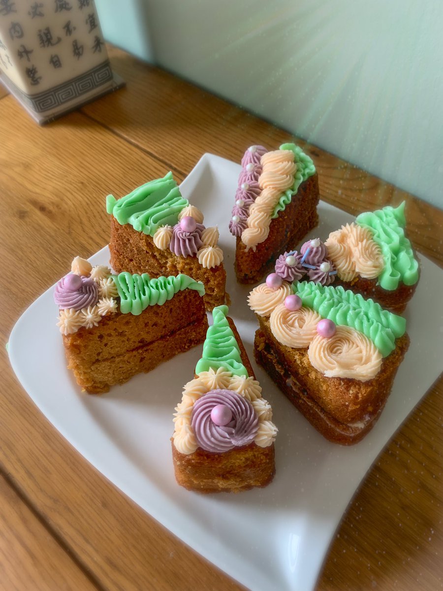 Cake pizza seems to be all the rage! I had a little go at practising my piping skills too, lots to learn but good fun.  #girlwhobakes #blogger