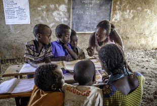 Education africa. Education africa. Африканские дети в школе. Образование в юар школа. Африканская школа.