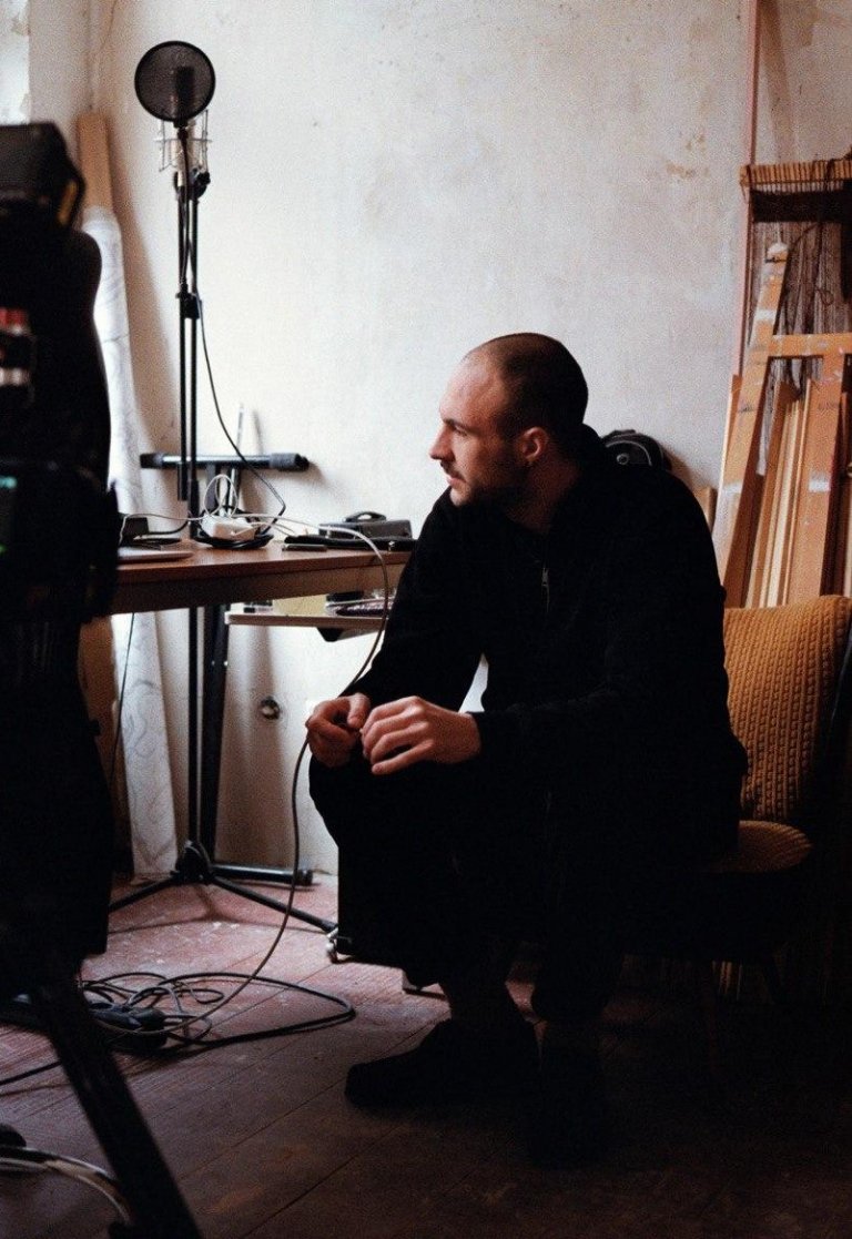 "Wie man sich vorstellen kann, bin ich nicht der Typ, der mit Leuten abhängt und sich Drogen ballert, wenn er Songs aufnimmt." – #LordFolter im Gespräch über Inspiration und welche Rolle seine Umgebung bei dem Entstehungsprozess seiner Musik spielt.
mzee.com/2020/07/lord-f…