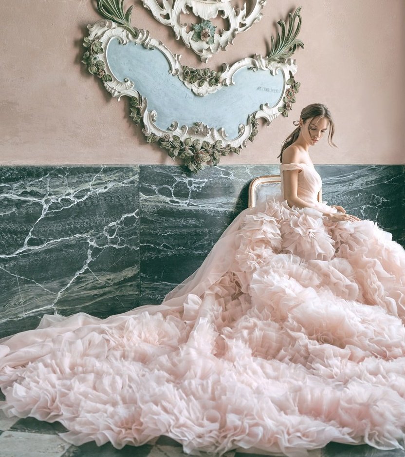 FashionweekNYC's tweet photo. Take a look at the Monique Lhuillier Fall 2020 Bridal Collection 👰💍 https://t.co/M9ihAX6JXm