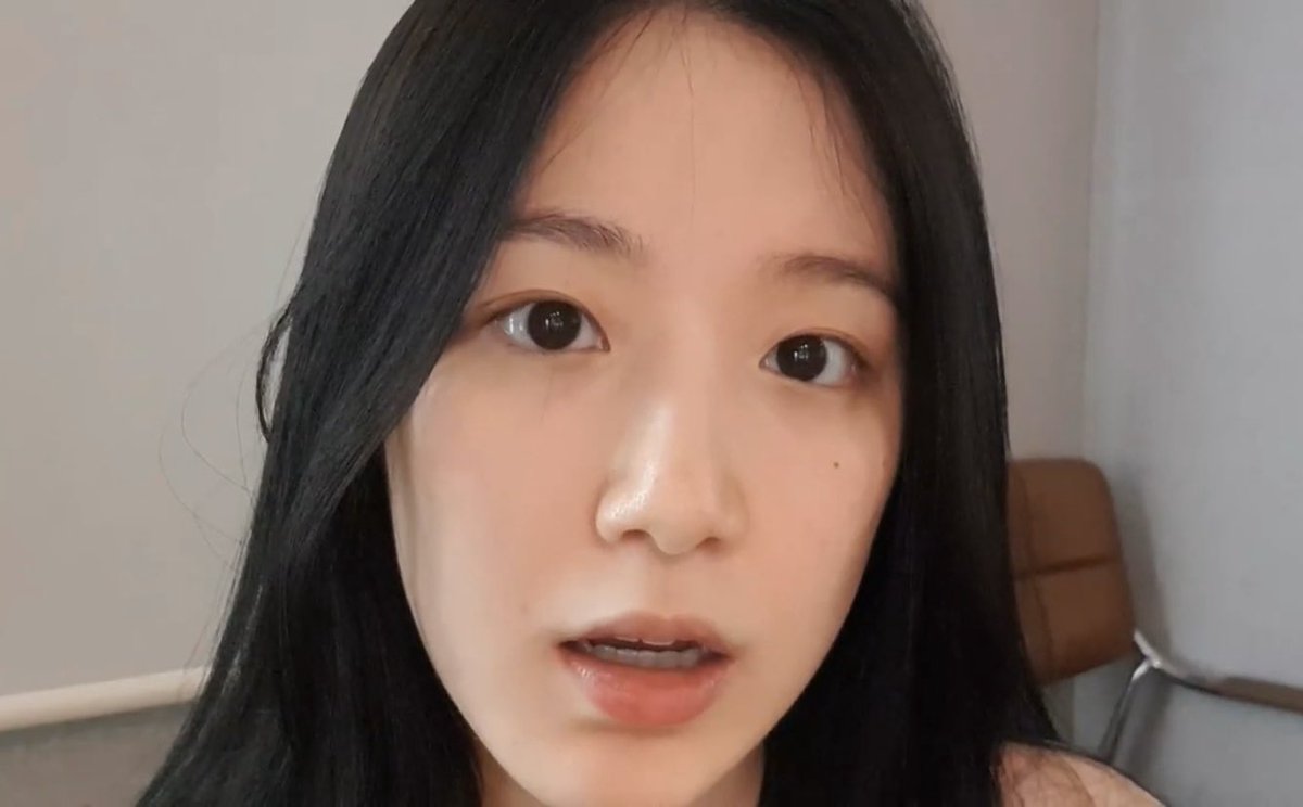 คอมเมนต์ : ทำไมเธอมีสิว ?
ชูฮวา : ฉันไม่ได้แต่งหน้า เพราะงั้นนี่คือเหตุผลว่าทำไมคุณจึงเห็นสิวฉัน มีสิวและรูขุมขนมันเป็นเรื่องปกติ หยุดพูดเกี่ยวกับเรื่องพวกนี้ได้แล้วค่ะ มันน่ารำคาญ !

#SHUHUA #슈화 #GIDLE <a href="/G_I_DLE/">조명철</a>