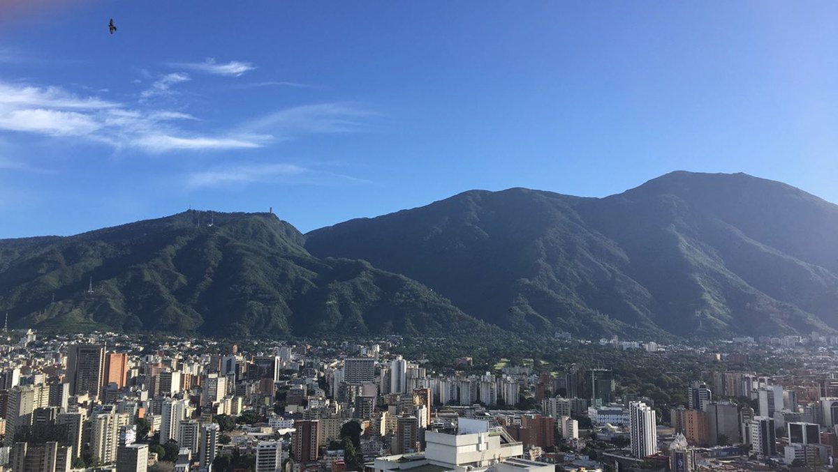 Leonardo_Padron's tweet photo. Esta es la imagen que más he visto en mi vida. Caracas, la irrepetible. La bella e indócil ciudad de mis tormentos. En ella he vivido la plenitud y el abismo. Hoy es un cuchillo de nostalgia en mi pecho. Hoy brindo por sus 453 años desde ese duelo que es la distancia. https://t.co/kFqlijqbQ1