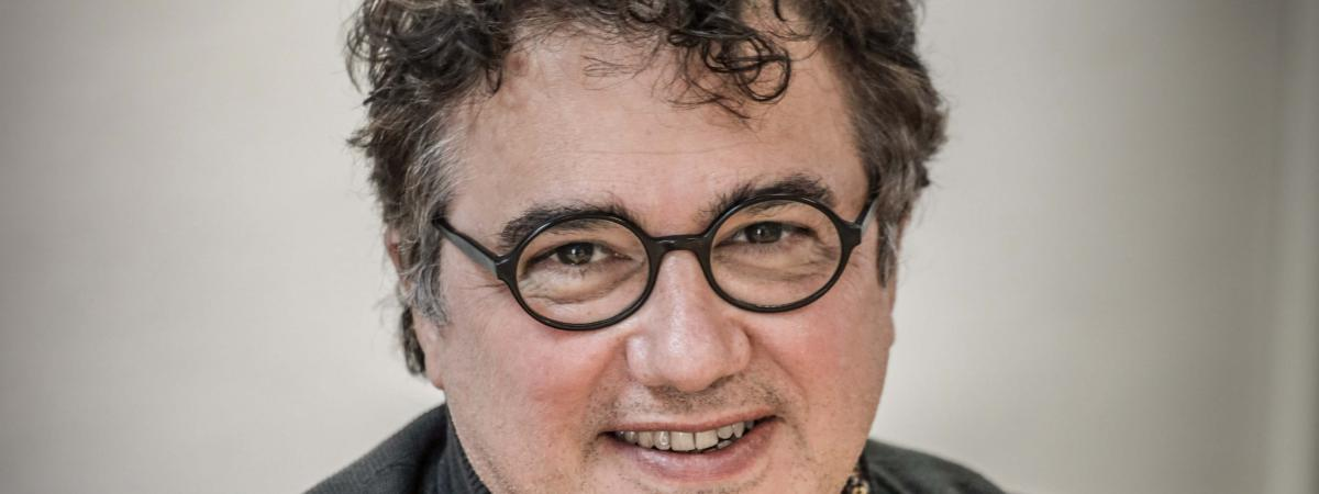 franceinfo's tweet photo. Coronavirus : "il faut porter le masque tout le temps", "même dans la rue", affirme Patrick Pelloux

https://t.co/XLsDxXqDUN https://t.co/Kg7zwpM62i
