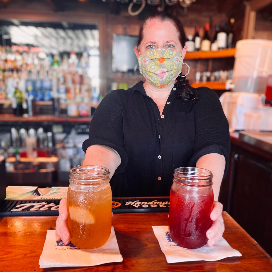 ShrimpFactoryGA's tweet photo. Happy Saturday! Come cool off and let Julia make you one of our Spiked Peach or Blackberry Teas
•
•
#Weekend #Saturday #hot #Theshrimpfactory #sav #riverstreet #july #supportlocal #spikedtea https://t.co/BCQs7gJmId