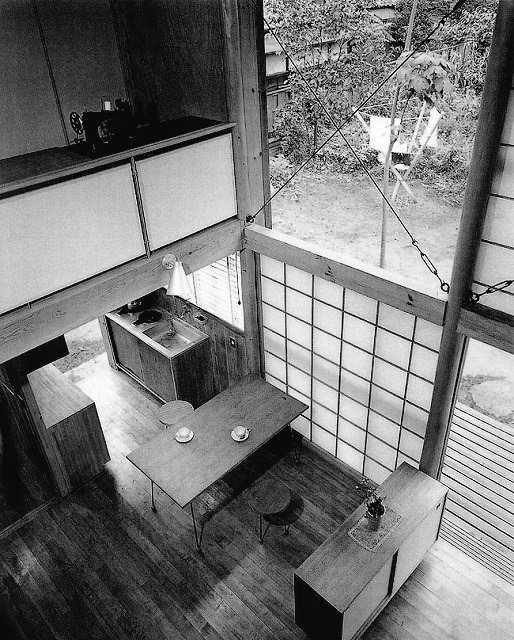 jblpaz's tweet photo. Casa mínima
Prototipo. 1952
Makoto Masuzawa
#100x100MasterHouses

Interior de doble altura y sin divisiones, con uno de los frentes abierto, estrategia que hace crecer los 25m2 por planta de espacios que toman prestadas las dimensiones de otros y suman las del espacio exterior. https://t.co/lZU9azvp8E