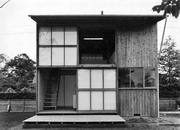 jblpaz's tweet photo. Casa mínima
Prototipo. 1952
Makoto Masuzawa
#100x100MasterHouses

Interior de doble altura y sin divisiones, con uno de los frentes abierto, estrategia que hace crecer los 25m2 por planta de espacios que toman prestadas las dimensiones de otros y suman las del espacio exterior. https://t.co/lZU9azvp8E