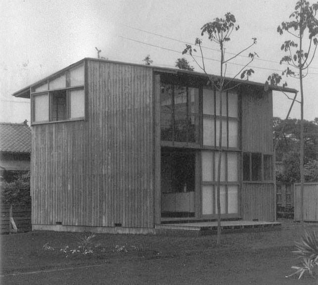 jblpaz's tweet photo. Casa mínima
Prototipo. 1952
Makoto Masuzawa
#100x100MasterHouses

Interior de doble altura y sin divisiones, con uno de los frentes abierto, estrategia que hace crecer los 25m2 por planta de espacios que toman prestadas las dimensiones de otros y suman las del espacio exterior. https://t.co/lZU9azvp8E