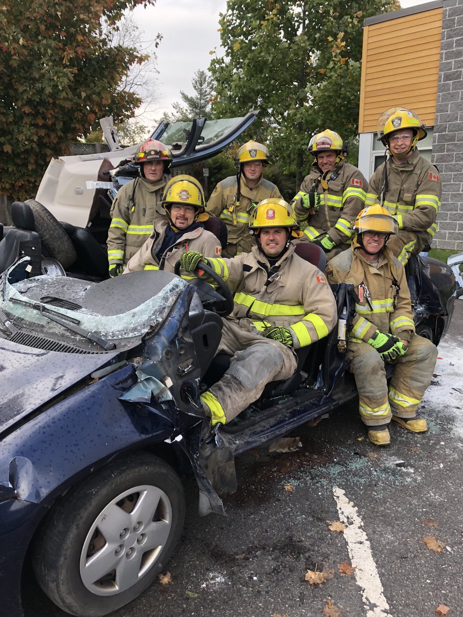 yammybrent's tweet image. Great day practicing auto extrication! #firefighter #autoex #volunteer