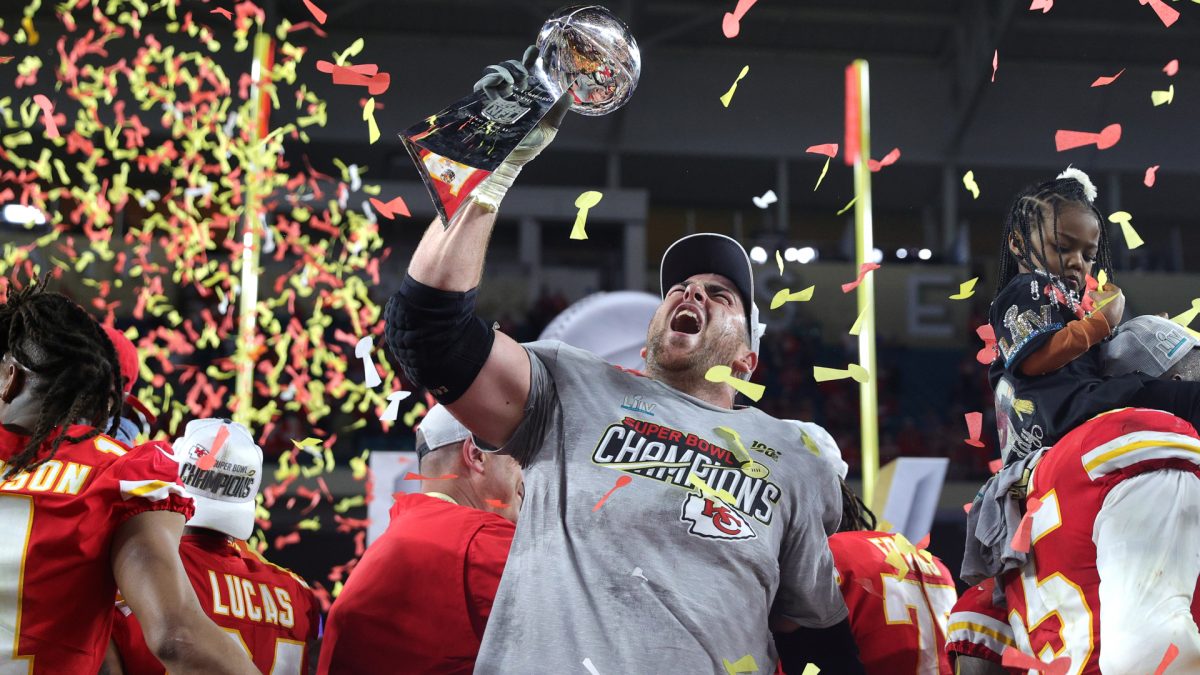 SportsQro's tweet photo. CAMPEÓN RENUNCIA A LA TEMPORADA NFL

@LaurentDTardif anunció su baja de la temporada 2020 de la @NFL para continuar con su carrera de médico.

➡  https://t.co/GcGAQfnhws https://t.co/5O6WRKOgcI
