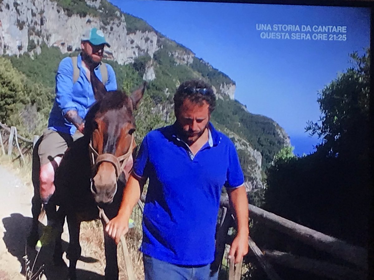 ScorpioAngel_'s tweet photo. Il sentiero degli Dei 
Chiamato così nella mitologia greca è il percorso che le divinità greche percorsero x salvare Ulisse sull isola Li Galli 
Li a Positano , difronte Capri #Rai1 #NapolieDintorni #CostieraAmalfitana https://t.co/frG8cs32IU