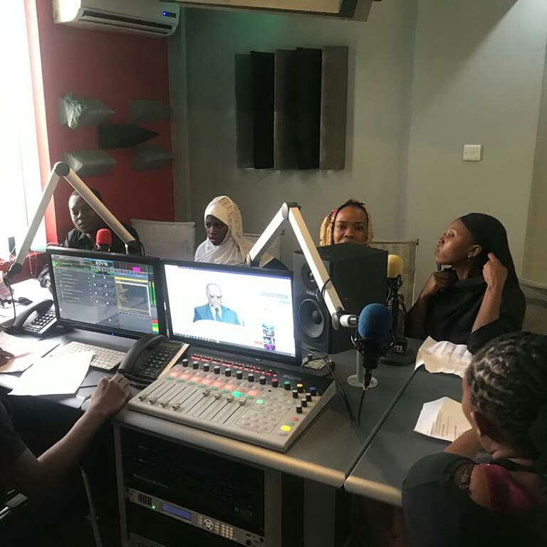 KIWOHEDE1's tweet photo. Mwendelezo wa vipindi vya kupinga ukatili wa kijinsia, ndoa za utotoni na mimba za utotoni. KIWOHEDE, wasichana viongozi wa vikundi pamoja na Afisa Ustawi wa Jamii Ilala wakitoa elimu  kupitia Radio E-FM 93.7 Dar Es Salaam #GirlsPowerProject. @EfmTanzania https://t.co/mZBanck6XX