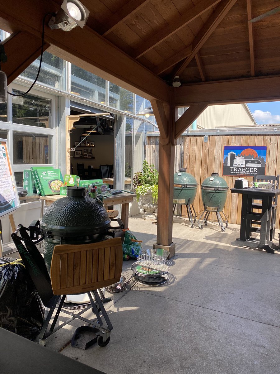 btdew's tweet photo. @JMV1070 came to #sullivanhardware to pick up my #askpat prize pack. 
Stayed for some brisket sliders and nachos (and beer) at #SullysGrill
Outstanding! https://t.co/GFSv98XzU7