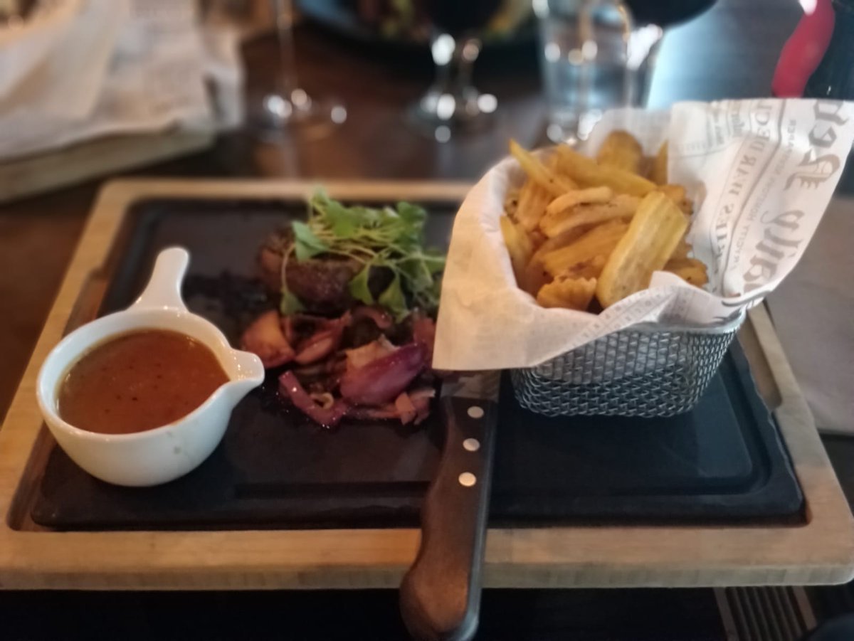 2Auli's tweet photo. Omnom, mitä herkkua syötiin tänään Angus Steak &amp; Wine -ravintolassa.  😍 Miun ruokana oli grillattu saksanhirven sisäfilee, joka oli sivelty rosmariiniöljyllä. Jälkiruokakin oli ihan herkkua. Mm. Salmiakkijäätelöä.

Suosittelen!

#AngusSteak #Lappeenranta #ravintola https://t.co/gAzNuuQX0H