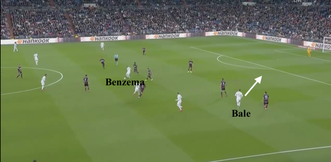 b) It also allowed Benzema to drop deep in between the lines and link play as he often did when playing with Ronaldo & Bale in the famed BBC. With runners going beyond him