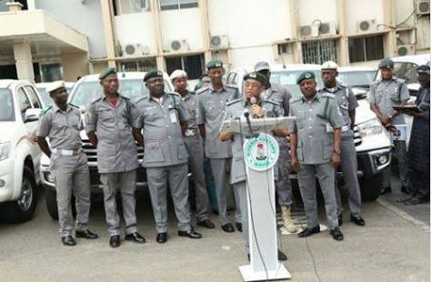 BahaushiyanewsC's tweet photo. An kori jami'in kwastam da Buhari ya karrama saboda ƙin karɓar toshiyar bakin Naira miliyan 180
#Hukumar Kwastam ta kori jami'inta da ya yi fice wurin yaki da cin hanci da rashawa, Bashir Abubakar
https://t.co/Z7JIGSiQFX https://t.co/j3YWv9SBTf