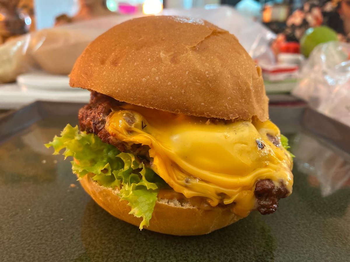 Aqui vere si twitter hace su magia en serio eh.

Estoy empezando un emprendimiento y tengo hamburguesas en la florida y delivery en toda caracas 🥺🥺🥺 y tengo promo de 2x6$ 🥺🥺