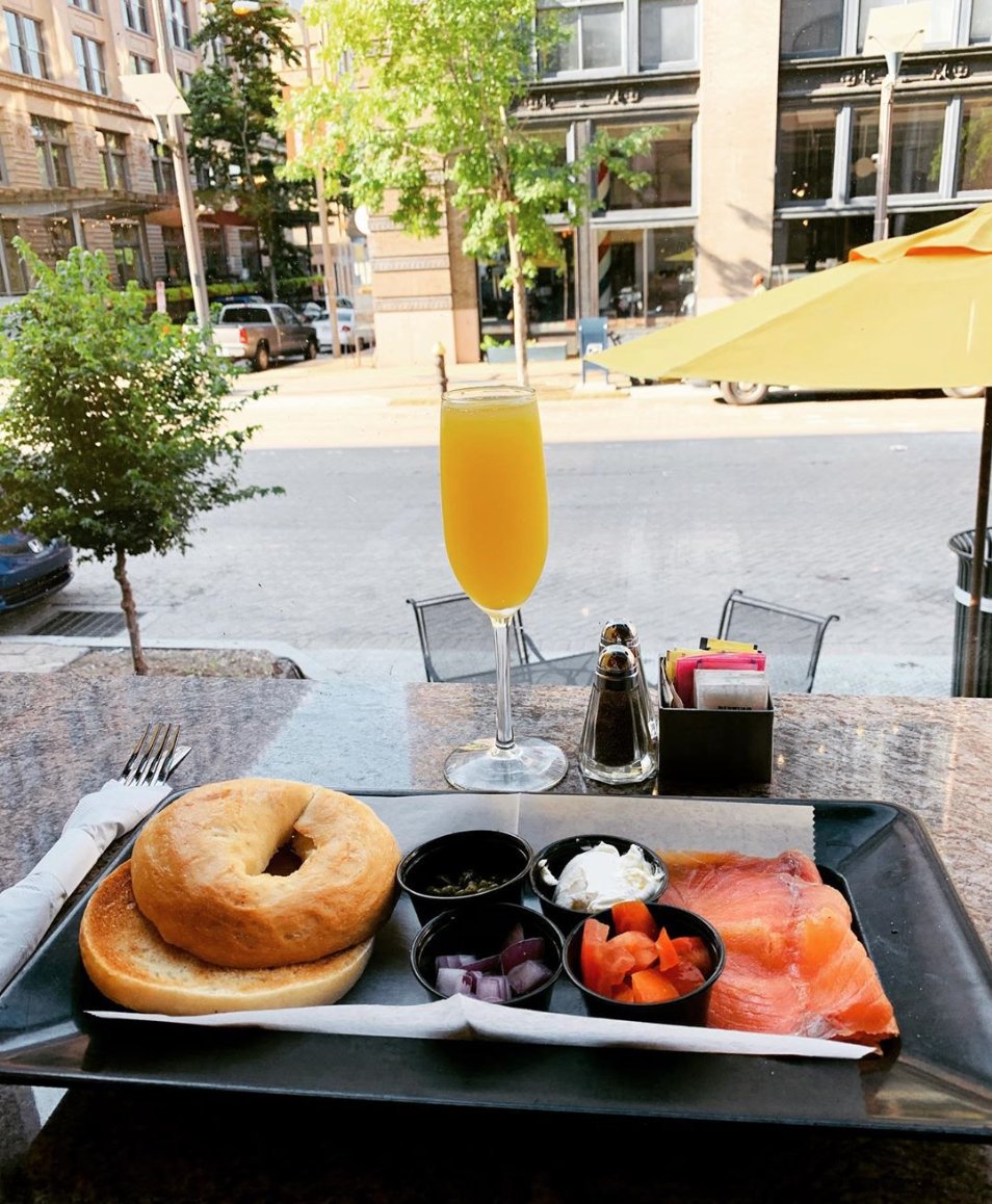 En Brunch andamos! 🐟🍩🍳 #LoxSalmon- Bagel 😋😍 #NYfoodies #Agradecidos #Grateful #NYSommeliers .