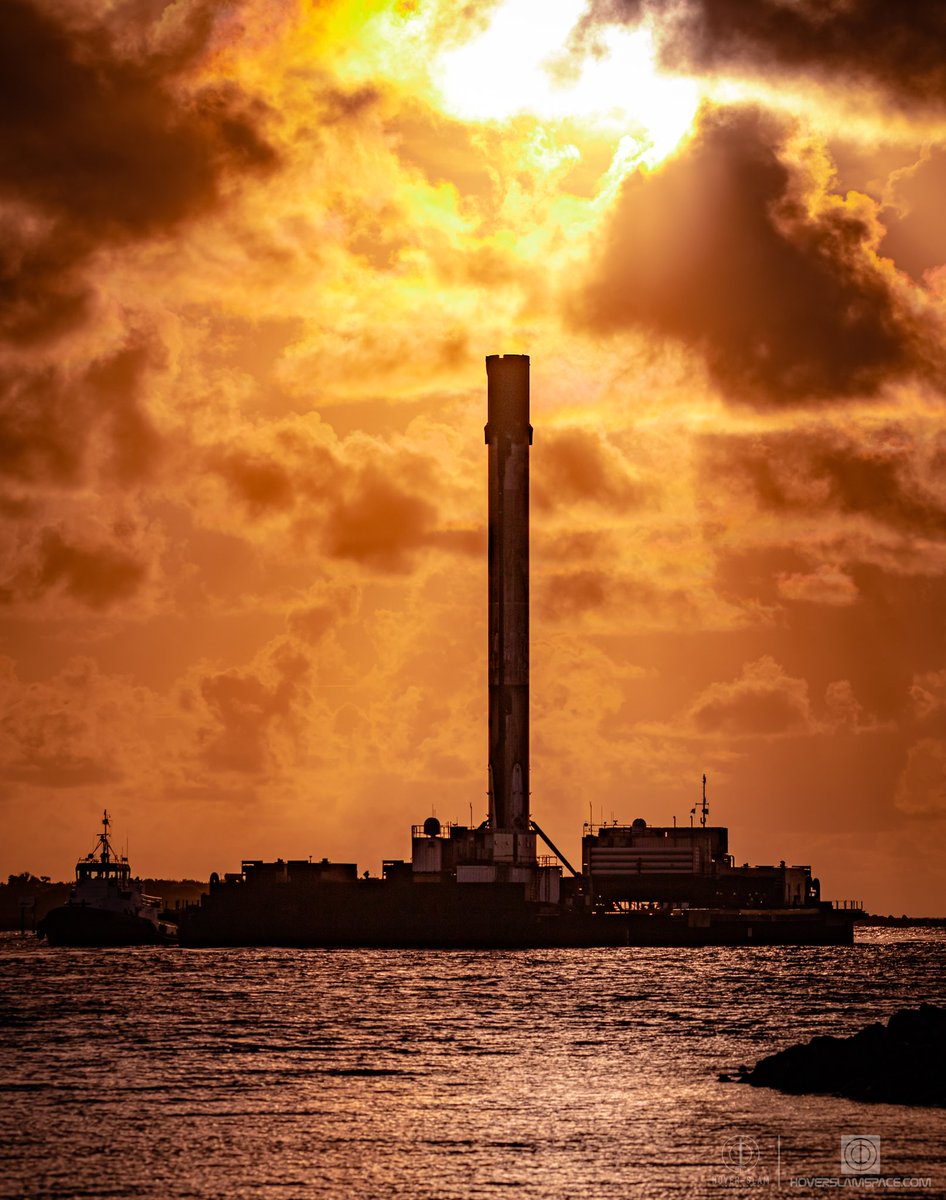 BrandonMWynn's tweet photo. Golden Hour Rocket Retrival
๐
โด๐ @SpaceXFleet
From yesterday's beautiful #ANASISII booster return @PortCanaveral
๐๐ธ๐ผ - https://t.co/92uMmvnniR
Credit - Me / https://t.co/Vs0waUqTF5 https://t.co/5cy0ZZQ6CE