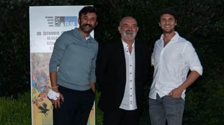 Turkishseriies1's tweet photo. صورة  تجمع اراس وارجان ونجيب من حضورهم
 لمهرجان اسطنبول السينمائي في دورته الـ 39 لمشاهدة اول عرض لأول فيلم من تأليف واخراج وبطولة القدير ارجان كيسال ليلة البارحه  💛 https://t.co/2zyxQ1Gcgd