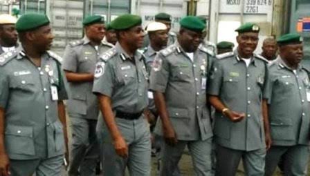 usmansu35957085's tweet photo. An kori jami'in kwastam da Buhari ya karrama saboda ƙin karɓar toshiyar bakin Naira miliyan 180
#Hukumar Kwastam ta kori jamiinta da ya yi fice wurin yaki da cin hanci da rashawa, Bashir Abubakar
https://t.co/JuQub0w7EC https://t.co/TXpqU1VavQ
