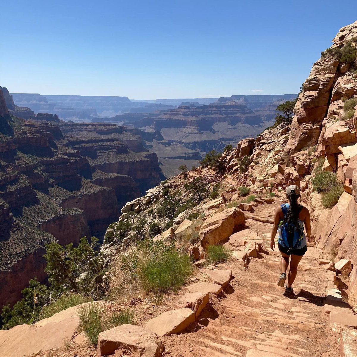 GCConservancy's tweet image. If you're visiting Grand Canyon this weekend, #HikeSmart by taking plenty of water/salty snacks and avoid hiking in the heat of the day (10 a.m.-4p.m.) ☀️ If you're heading below the rim, plan on taking twice as long to hike up as it took to hike down 🥾 (Photo by @ smiscisin)