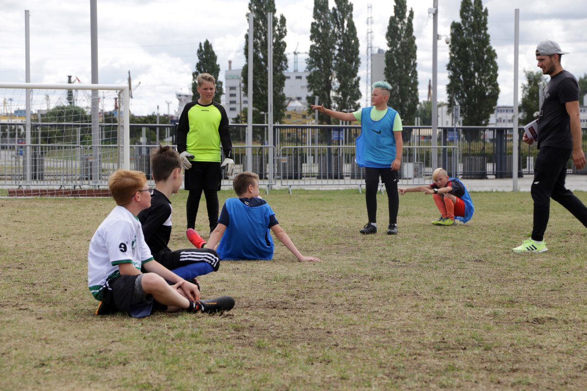 PolsatPlusArena's tweet image. Świetnie się bawiliśmy na dzisiejszej Weekendowej Strefie Aktywności.⚽👇
Jeśli chcecie poćwiczyć formę przed Stadionową Piątką to macie szansę ❗ Weźcie udział bezpłatnych zajęciach z Martą Krawczyńską. 🏃‍♂️ Treningi rozpoczną się o 12:00. Do zobaczenia pod #FUNARENA.