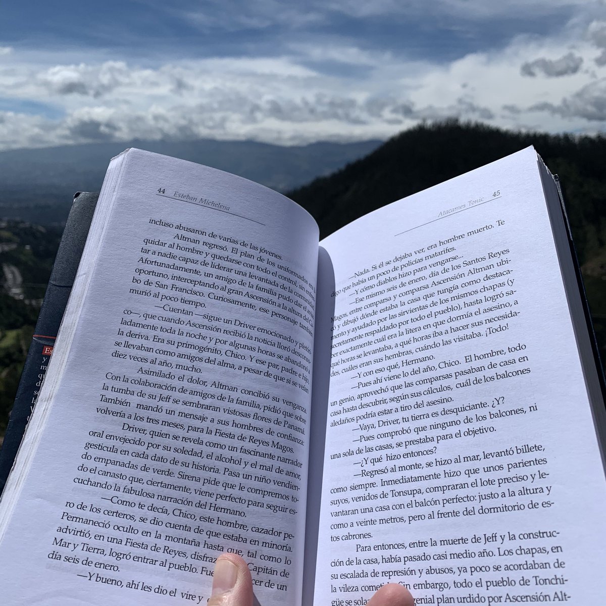 AvilaSimpson's tweet photo. En medio de tanta noticia y gente basura que destrozan el país, decido recordar lo hermoso de Ecuador. Re lectura de #AtacamesTonic de @atacamestonic y de soundtrack https://t.co/LEQQKVMAqL Esta, entre otras maravillas del maestro #HugoIdrovo... Gracias por salvarme el alma..!! https://t.co/NQVJcjLiHW