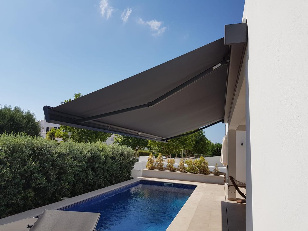 GriesserIB's tweet photo. Instalación de https://t.co/GHNSA7UckH en #Sitges. #toldo y #pergola #Weinor con motor #Somfy. Color marrón texturado metalizado y tejido de máxima calidad #tempotest con #teflon-extreme. #Mobiliario y #decoración exterior @Dadra_Barcelona .+info: https://t.co/6vvrPcBptU https://t.co/XZdnpRmAiV