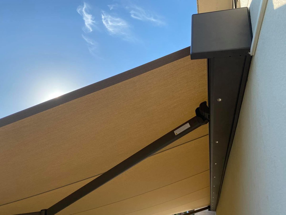 GriesserIB's tweet photo. Instalación de https://t.co/GHNSA7UckH en #Sitges. #toldo y #pergola #Weinor con motor #Somfy. Color marrón texturado metalizado y tejido de máxima calidad #tempotest con #teflon-extreme. #Mobiliario y #decoración exterior @Dadra_Barcelona .+info: https://t.co/6vvrPcBptU https://t.co/XZdnpRmAiV