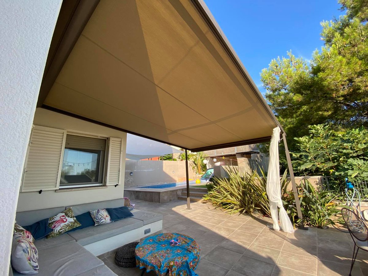GriesserIB's tweet photo. Instalación de https://t.co/GHNSA7UckH en #Sitges. #toldo y #pergola #Weinor con motor #Somfy. Color marrón texturado metalizado y tejido de máxima calidad #tempotest con #teflon-extreme. #Mobiliario y #decoración exterior @Dadra_Barcelona .+info: https://t.co/6vvrPcBptU https://t.co/XZdnpRmAiV