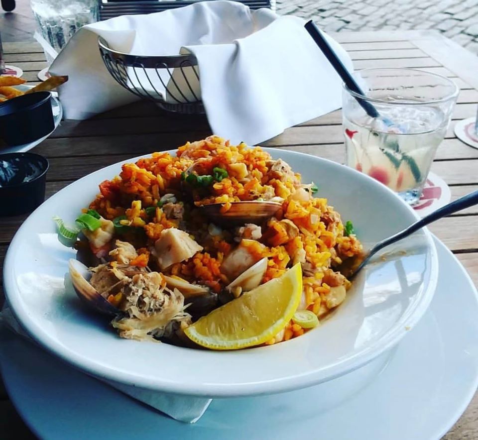 sav_riverhouse's tweet photo. You can never go wrong with our Signature Savannah Paella
•
•
#Clams #crabmeat #shrimp #grouper #riverhouse #seafood #SAV #riverstreet #weekend #supportlocal https://t.co/C10lwFf1H4