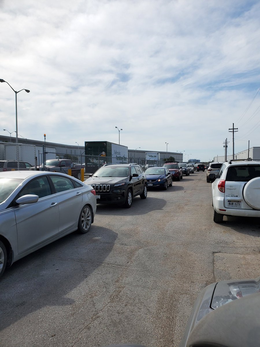 JayRhubottom34's tweet photo. The line of cars for teachers to pick up a free classroom floor rug at @nfmtweets. It was crazy, but I got one! Thanks NFM. #FreeStuffSaturday #teacherlife https://t.co/4MxQsVsnVG