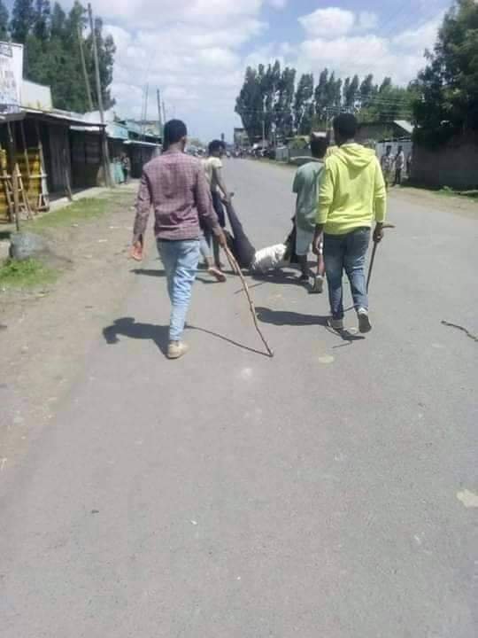 Berae's tweet photo. #qeerroo network at work. At this specific incident, Z only thing Z #qeerroo got was good sence that they wouldn't get away with what their #machete #mencha wielding
#comrades in #Ethiopia #oromia 've been getting away under @AbiyAhmedAli
@CityofSeattle @SeattleCouncil @FoxNews https://t.co/Jyc0lcs2BQ