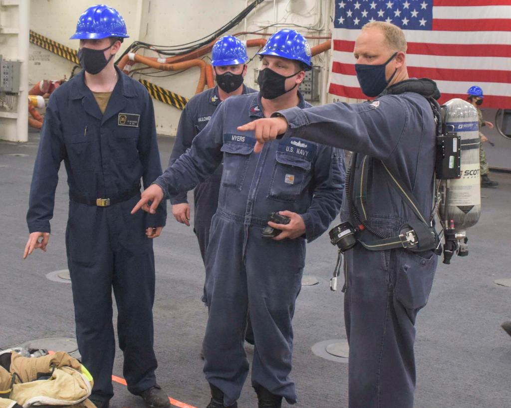 Proving that “One Team, One Fight” is more than just a motto, #USSJohnPMurtha Sailors support firefighting efforts aboard #USSBonhommeRichard.

DETAILS ⬇️ 
navy.mil/submit/display…