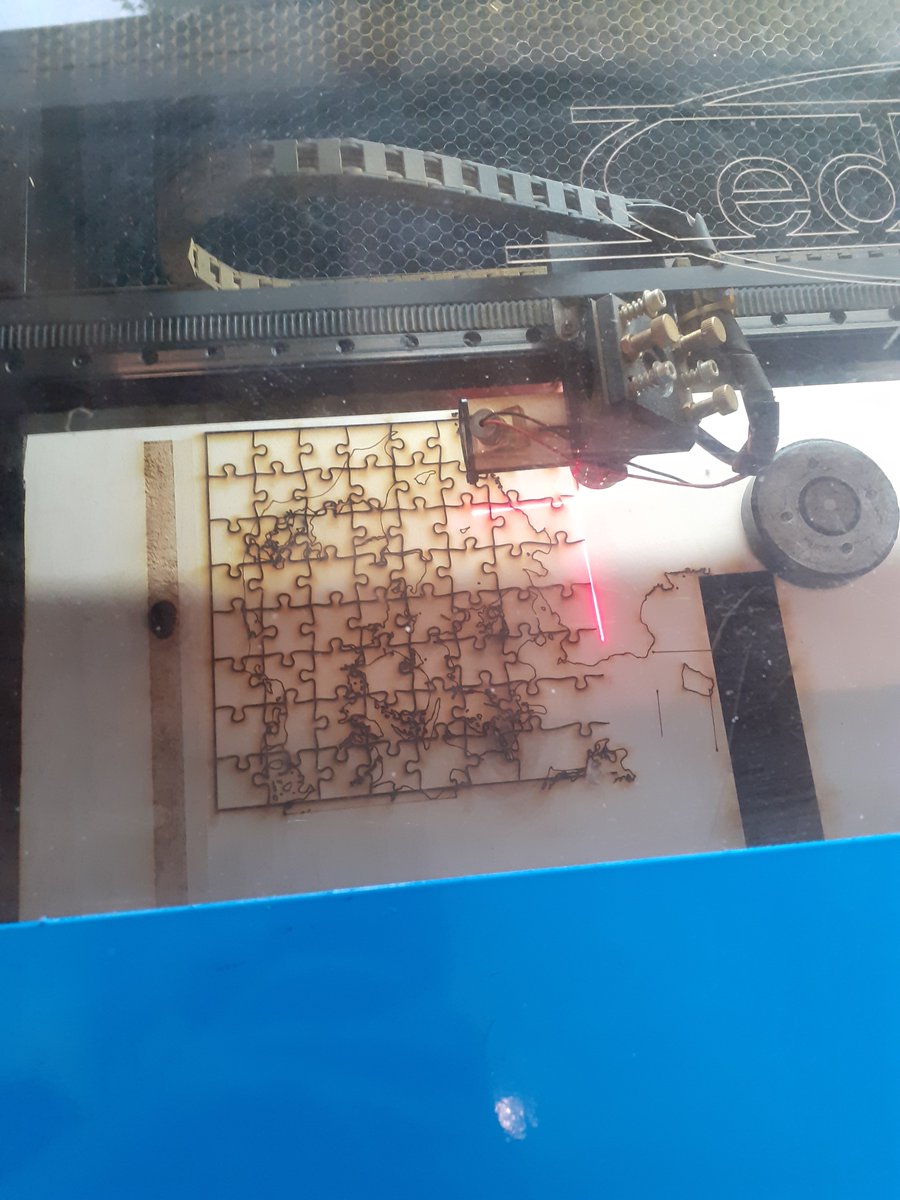 mivsen's tweet photo. Er faldet for for #Brainpad
Laser cutter og 3D har været igang hele dagen @ommerskolesing
Alt er som det skal være #makersind https://t.co/O2UtFtQKZm