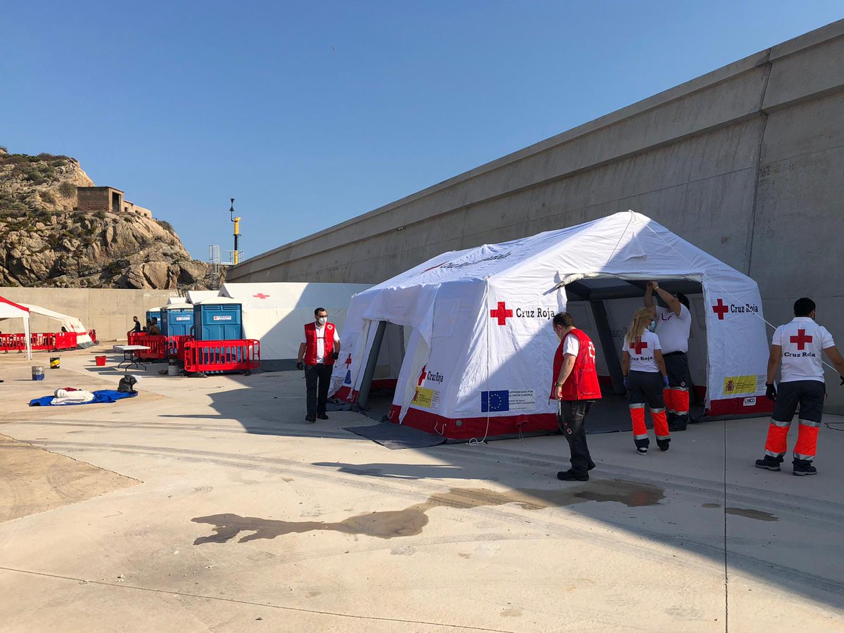 CruzRojaRMurcia's tweet photo. Más de 50 personas voluntarias de @CRE_Emergencias han puesto en marcha un dispositivo para brindar alojamiento temporal y cubrir las necesidades de las personas llegadas en #patera a las costas de la Región de Murcia #ProtegerHumanidad https://t.co/AGzZHCl0SS