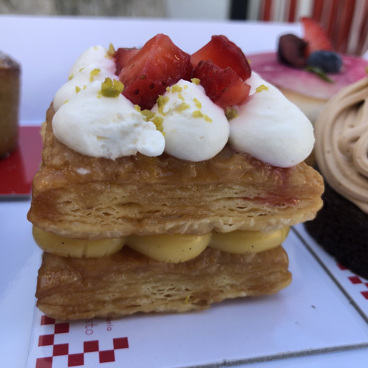 juliaplozano's tweet photo. #cabobusto Una pastelería de cuento en #asturias 
Al frente el joven #jhonatanorvalle 
Trabajan por encargo y le gente llega desde Galicia para comprar tartas y pasteles 😉 #golosos #sitiosparavolver https://t.co/QSsTgIgQDn