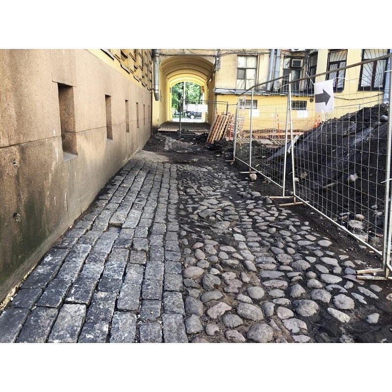 arkadiygershman's tweet photo. В Петербурге хотели уложить бетонную плитку вместо асфальта, а нашли оригинальное мощение 19 века. 

Сейчас перед властями стоит выбор: сохранить или уничтожить историю.

https://t.co/Z271yvLfA0 https://t.co/kyCc4UiYxi