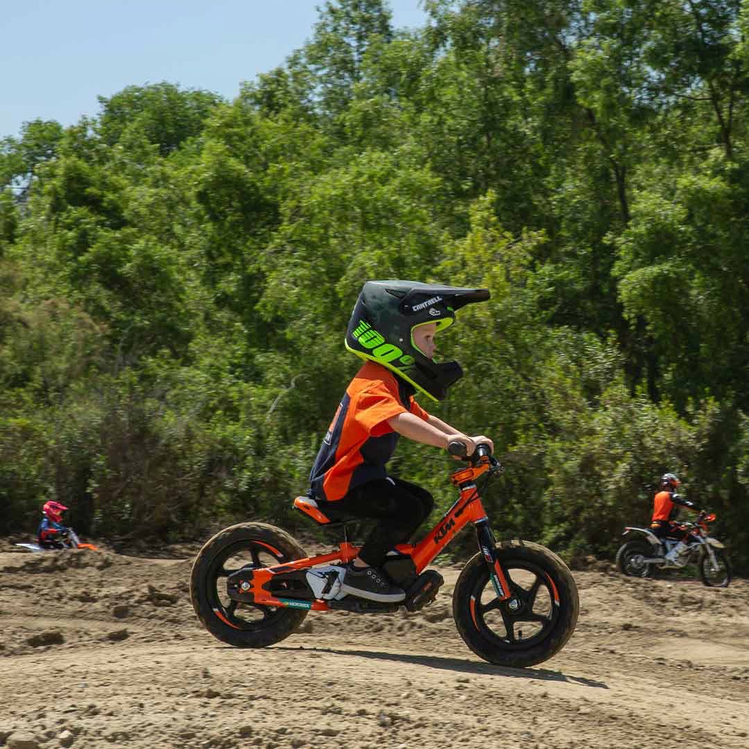 The KTM Factory Replica STACYC is a good choice for keeping your kids active throughout the week. ⚡️#KTMStacyc #READYTORACE #RIDEStacyc